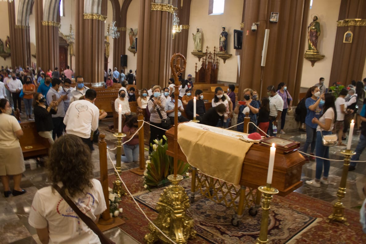 Cientos de feligreses acuden a despedir al arzobispo de Xalapa, Hipólito Reyes Larios