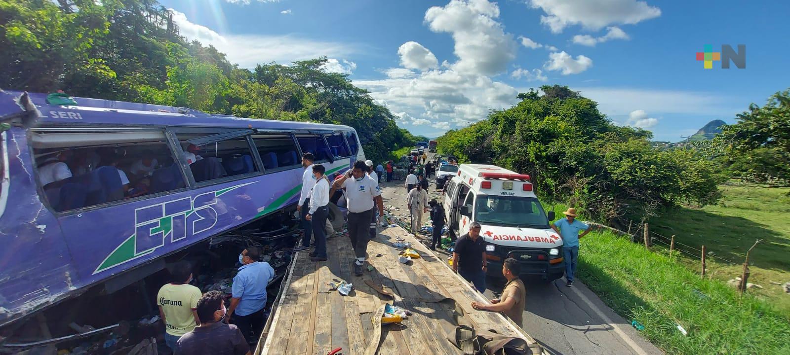 Dos muertos y 19 heridos por accidente en autopista Nautla-Cardel