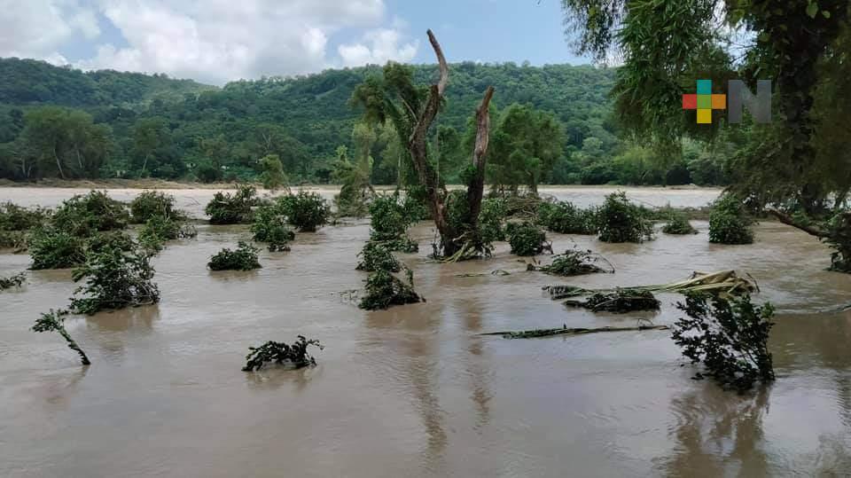 Protección Civil Estatal y Marina entregan víveres a damnificados de Ilamatlán y sierra norte de Veracruz