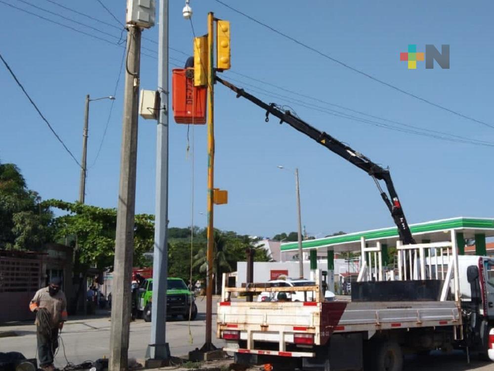 Instalan semáforo en avenida de Coatzacoalcos