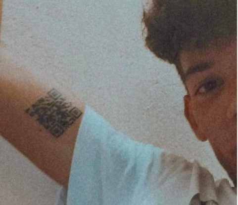 Joven italiano se tatúa su certificado covid en el brazo izquierdo