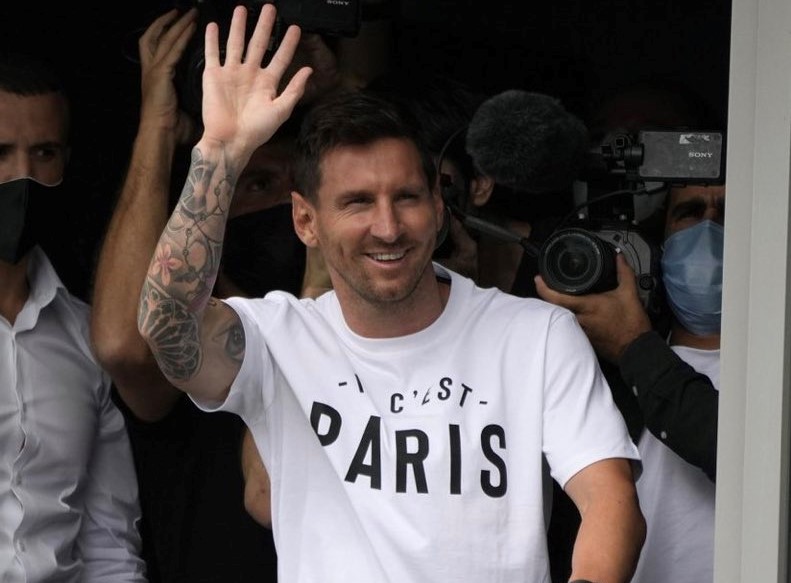 ¡Bienvenue Messi! El astro argentino arribó a París; jugará con el PSG