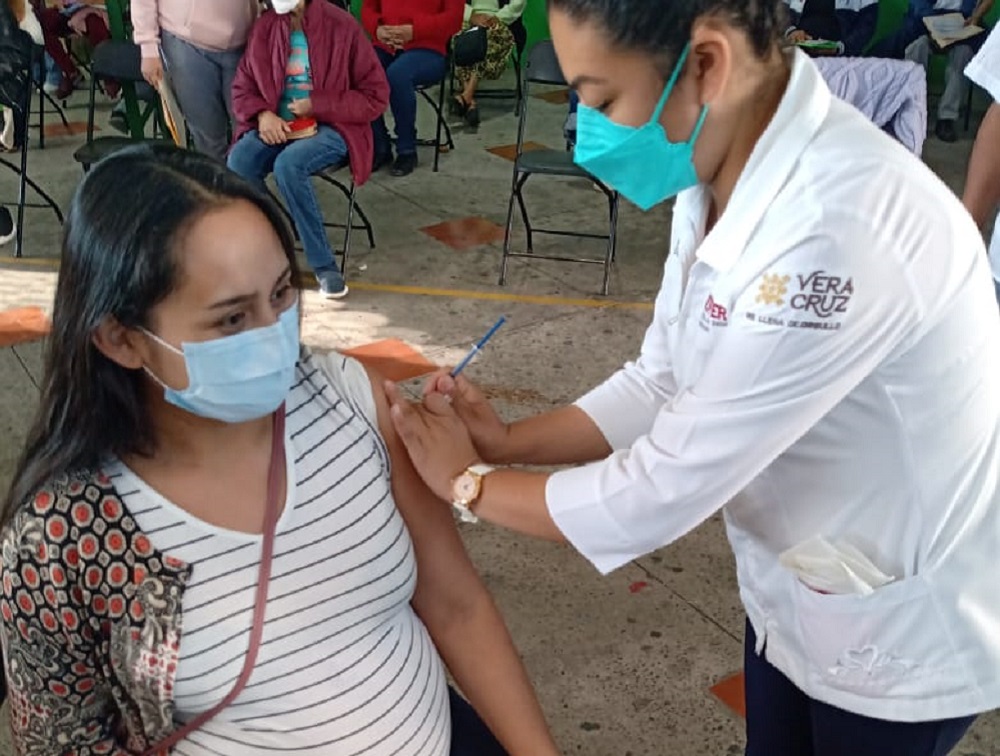 Mujeres embarazadas pueden vacunarse contra COVID-19 en cualquier sede de vacunación en Veracruz