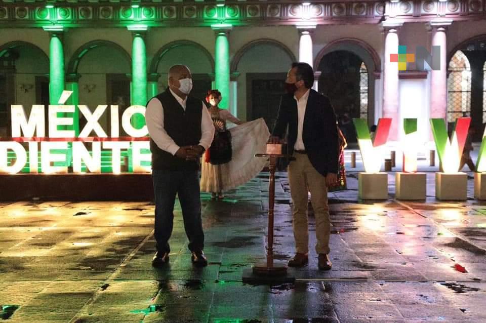 Realizan exitoso encendido de motivos patrios en Palacio de Gobierno
