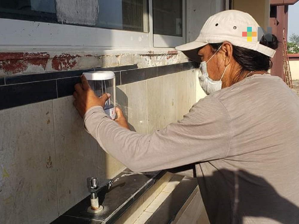Padres de Familia de secundaria de Coatzacoalcos, instalaron lavamanos, gel y señalética para un regreso seguro a clases