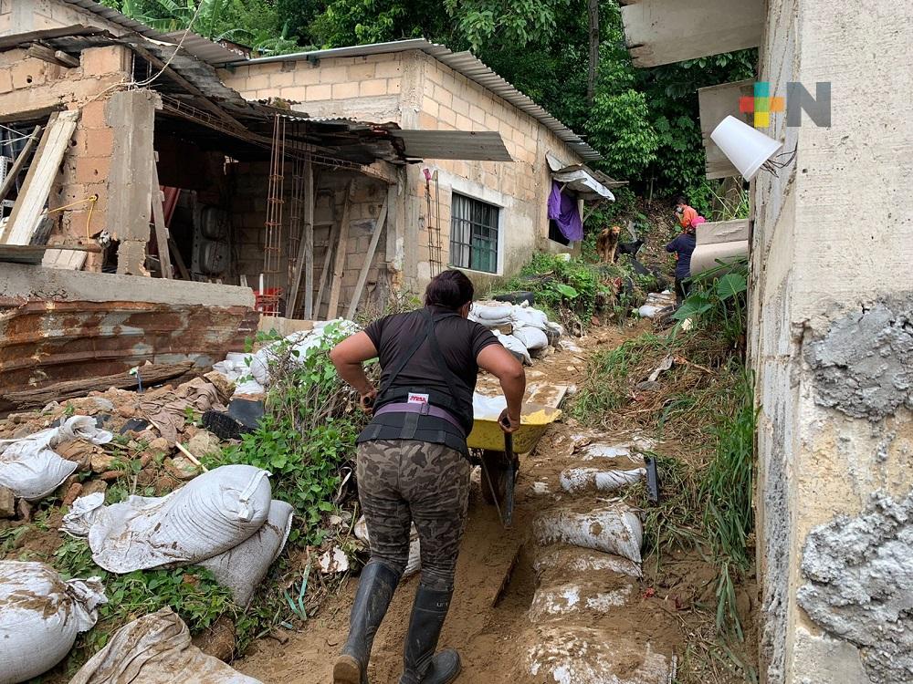 Personal de Obras Públicas realiza tareas para evitar  nuevo deslave en colonia de Coatzacoalcos