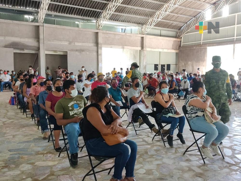 Población mayor de 18 años  abarrotó sedes de vacunación anticovid en Tezonapa