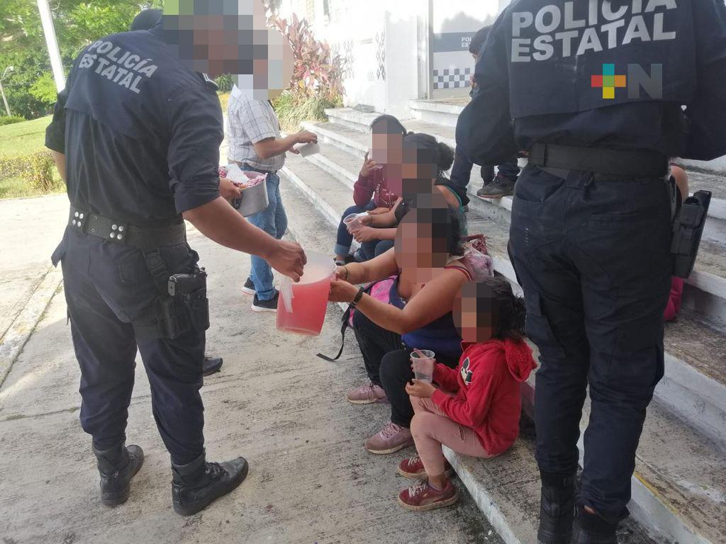 SSP rescató a 94 migrantes abandonados en interior de tractocamión en Hueyapan de Ocampo