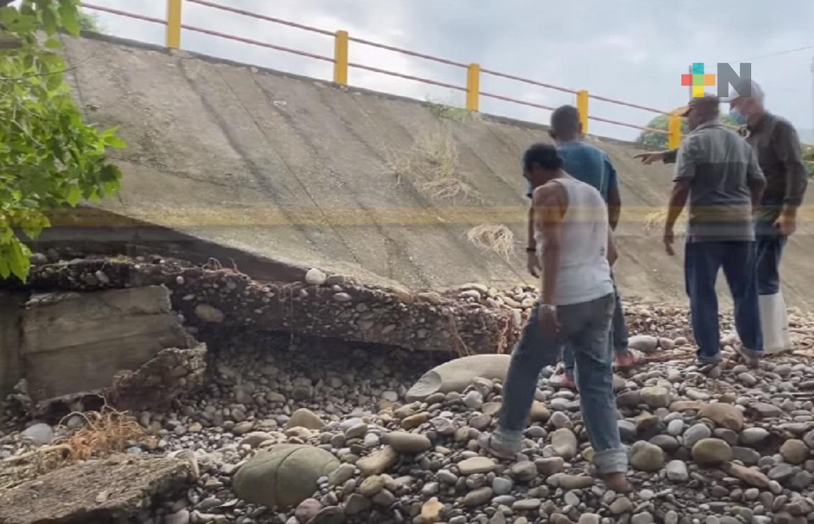 Se forma socavón en puente que da acceso a localidad de Álamo Temapache