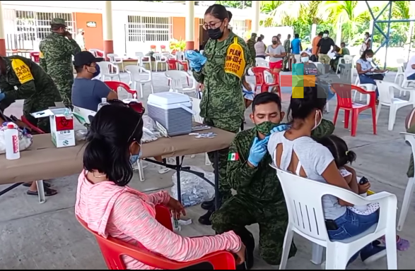 Sedena aplica vacuna CanSino en municipio de Tecolutla a mayores de 18 años