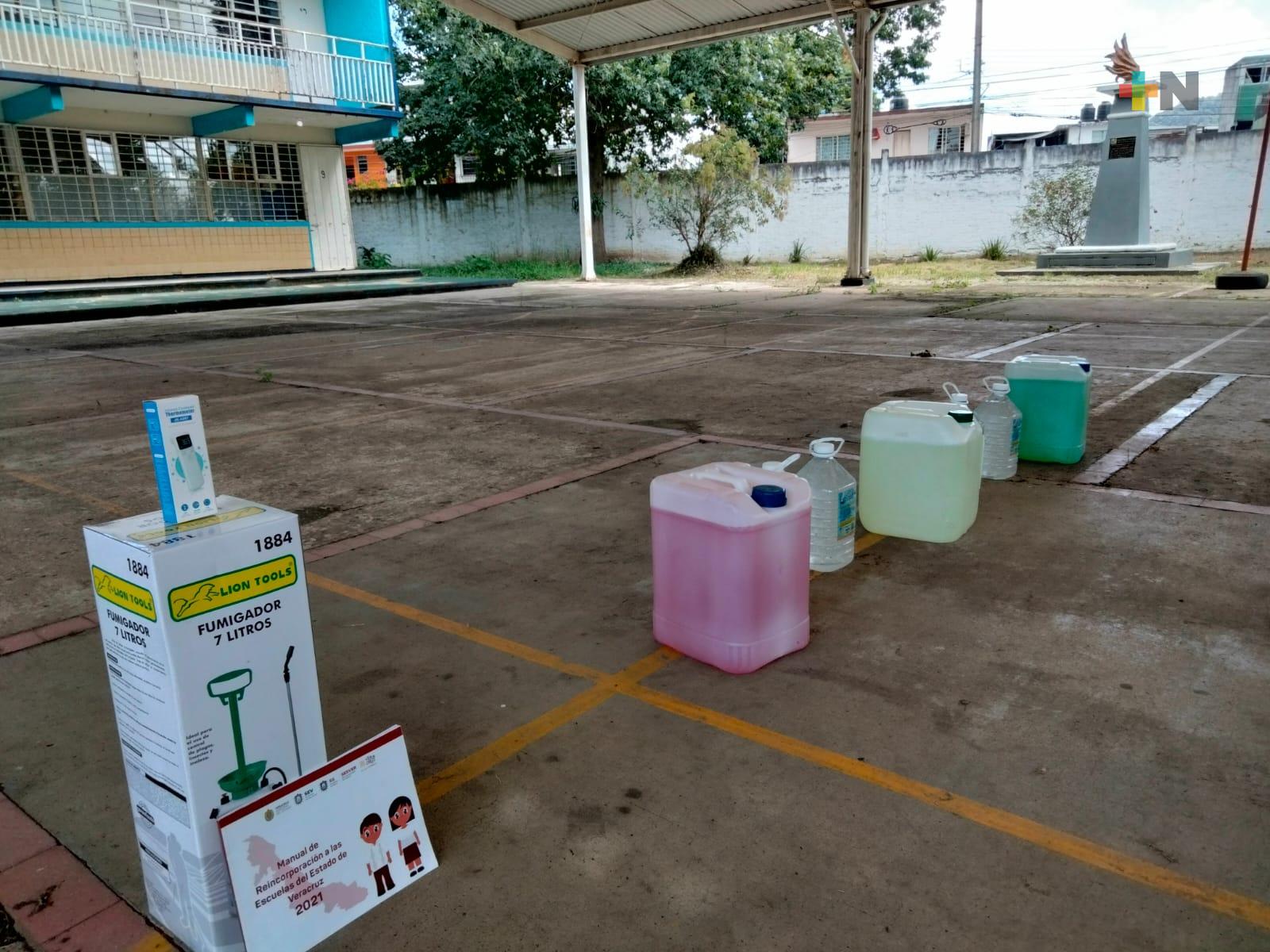 Con la entrega de insumos sanitarios, continúa la estrategia “Tequio por mi escuela”, en planteles de Xalapa