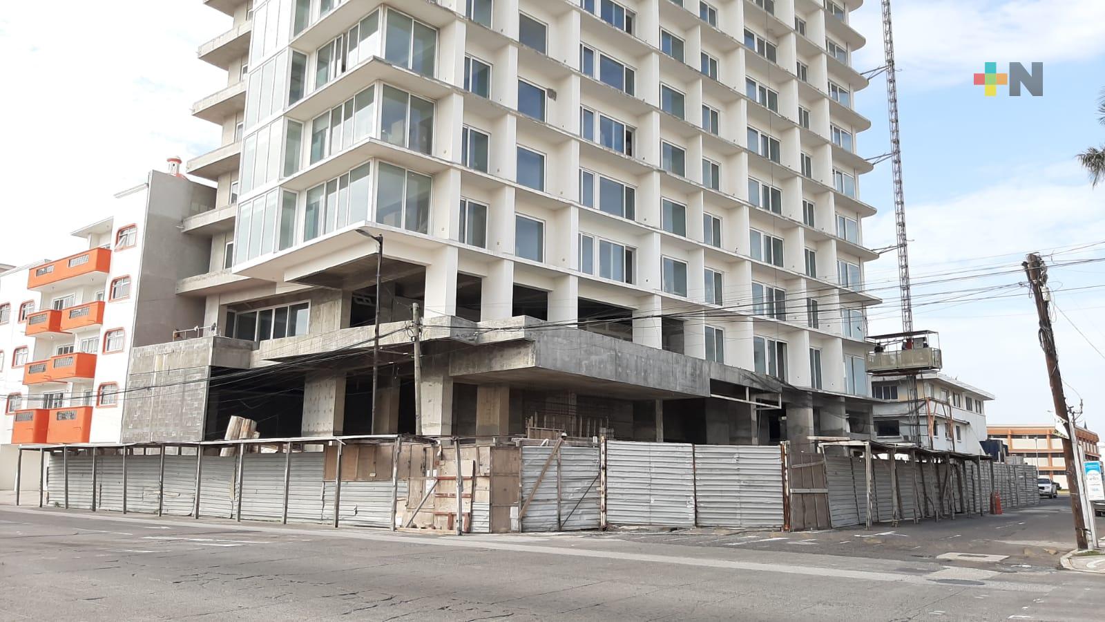 Tras un mes de suspensión,  reanudaron trabajos de construcción de la Torre Centro en Veracruz puerto