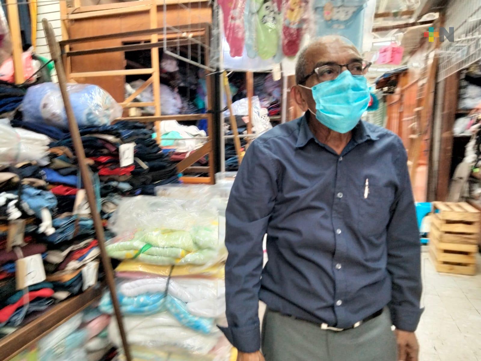 Vendedores de uniformes escolares en Xalapa confían se reactive sus ventas con  regreso gradual a clases