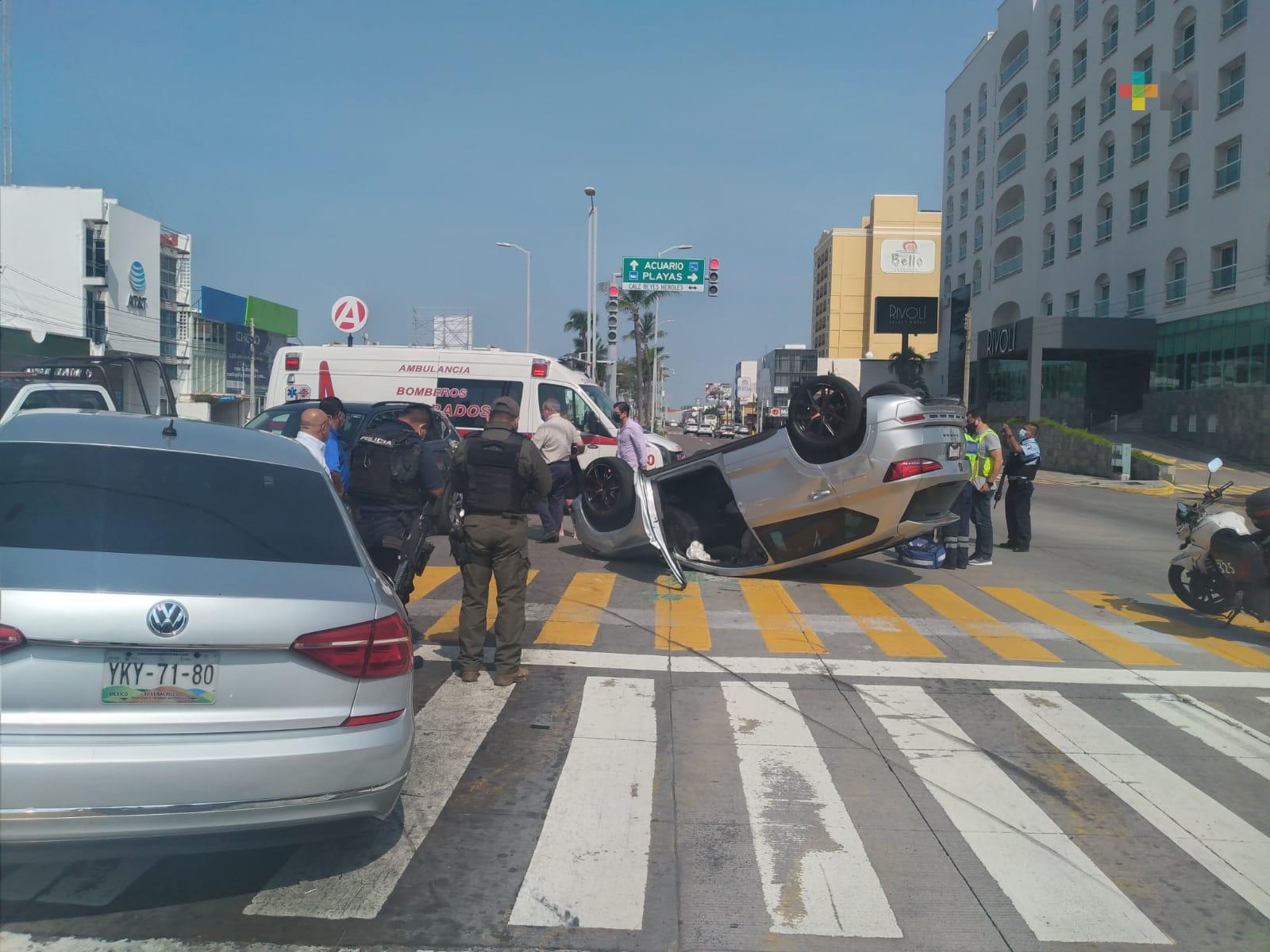 Vuelca camioneta en bulevar Adolfo Ruiz Cortines de Boca del Río