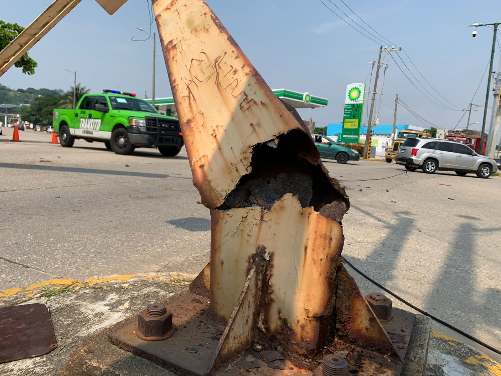 Por corrosión y falta de mantenimiento, semáforos cayeron en Coatzacoalcos