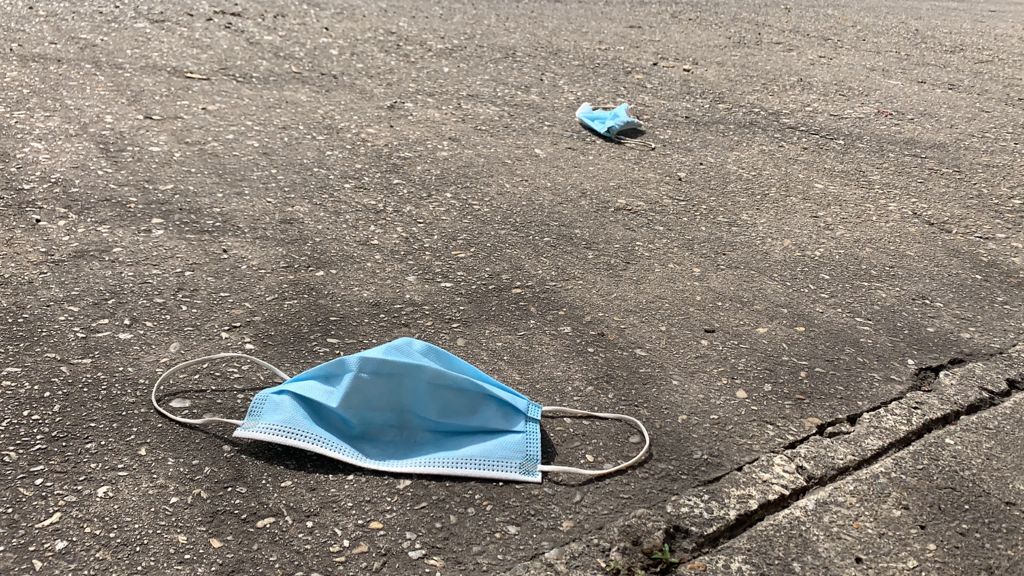La nueva basura en las calles son los cubrebocas; falta cultura de la recolección