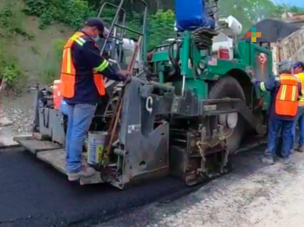 Avance de pavimentación del segundo tramo Pisaflores a Ixhuatlán de Madero