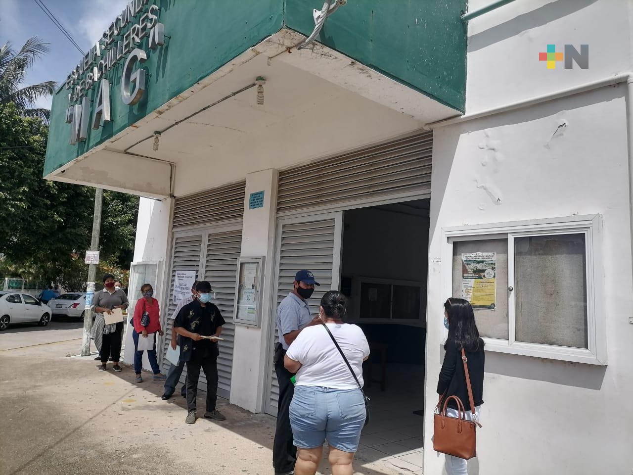 Estudiantes de bachillerato están recibiendo sus libros al inscribirse