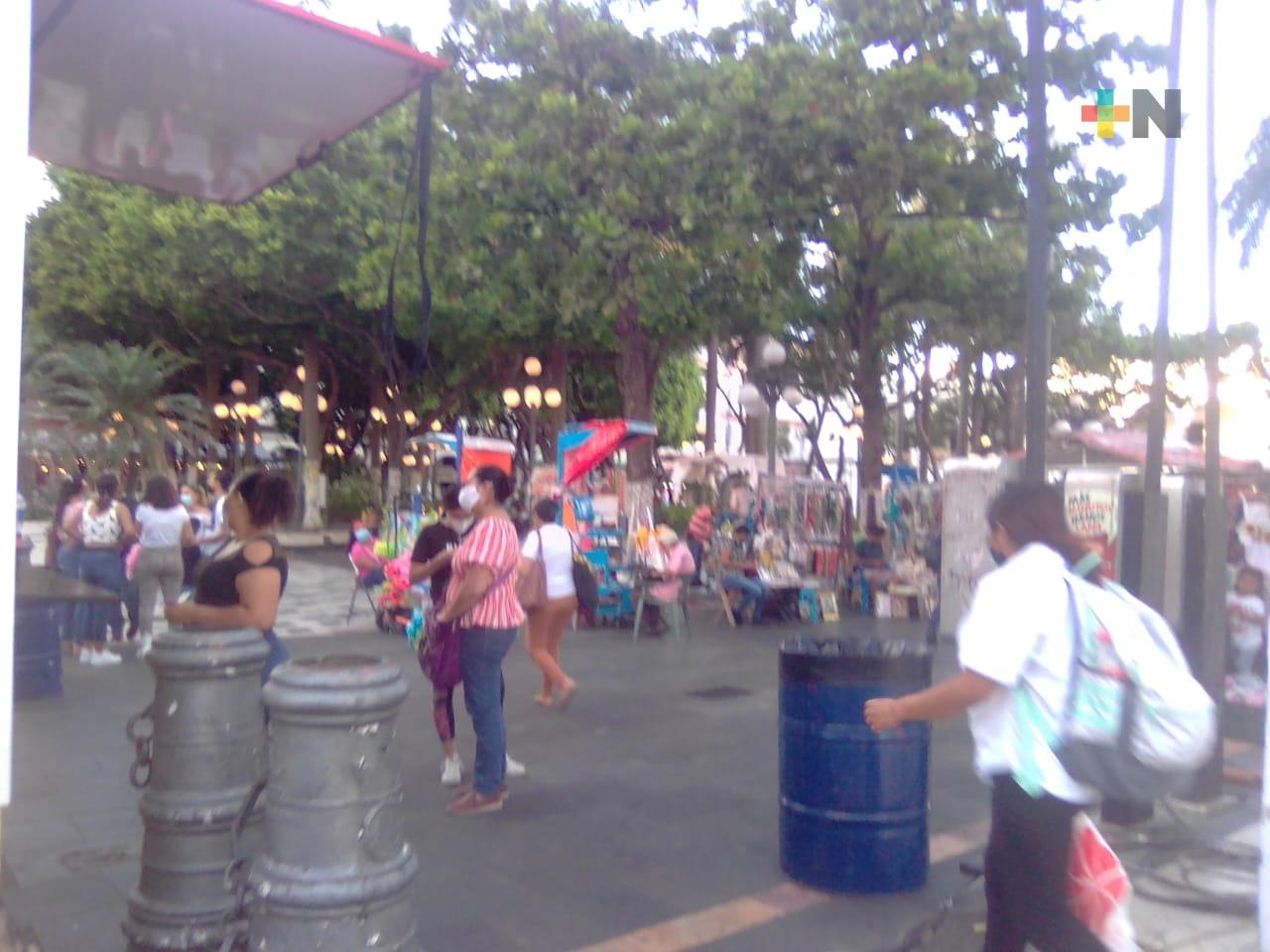 Registra zócalo de Veracruz afluencia de personas, a pesar de alza de contagios por COVID-19