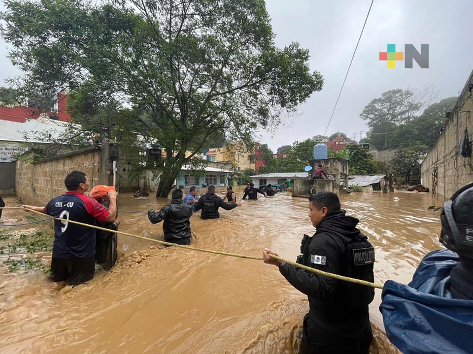 Auxilia SSP a familias en colonia Mártires de Chicago y Avenida Rébsamen de Xalapa