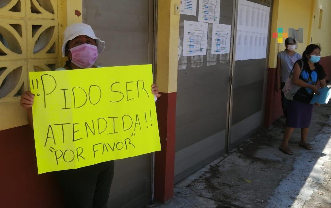 Mujer demanda boleta de calificaciones de su hijo afuera de escuela secundaria