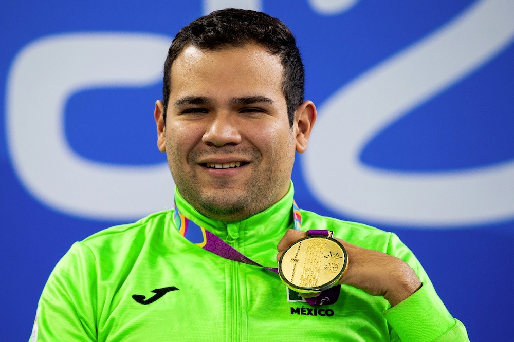 Diego López, abanderado de la delegación paralímpica de México