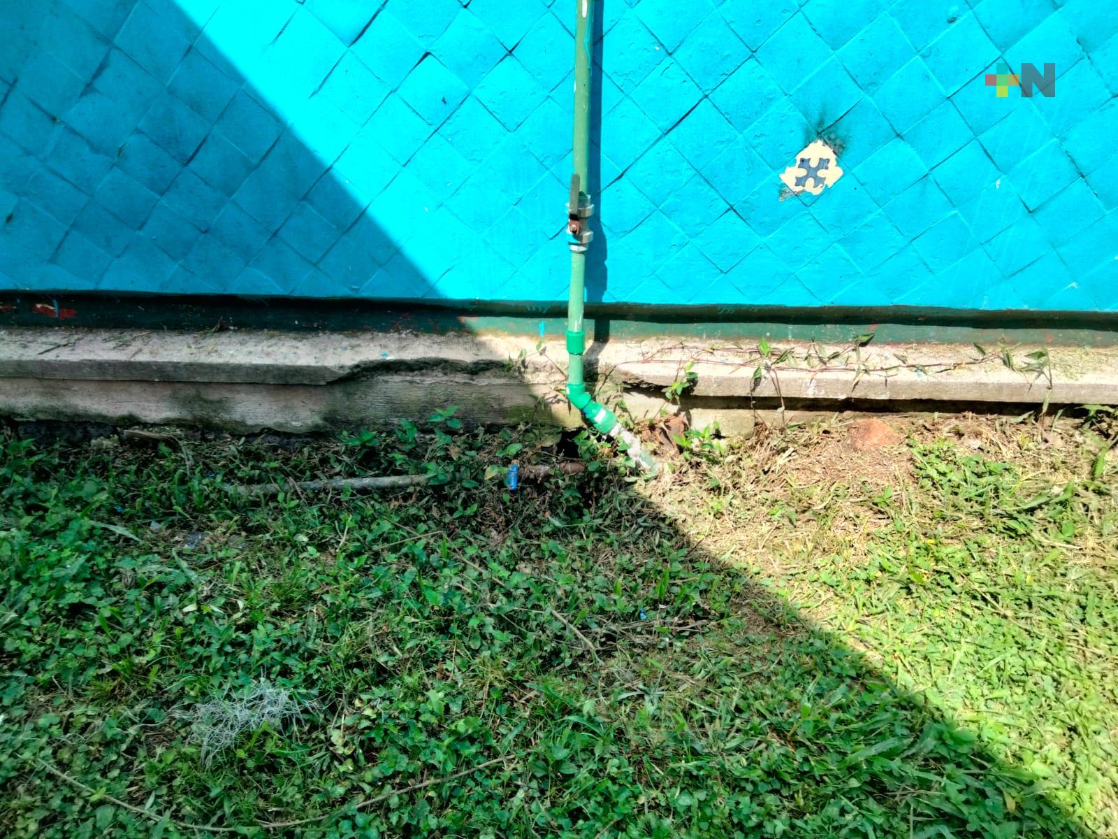 Urgen a las autoridades intervenir para dotar de servicio de drenaje a Escuela “Patria”, en Xalapa