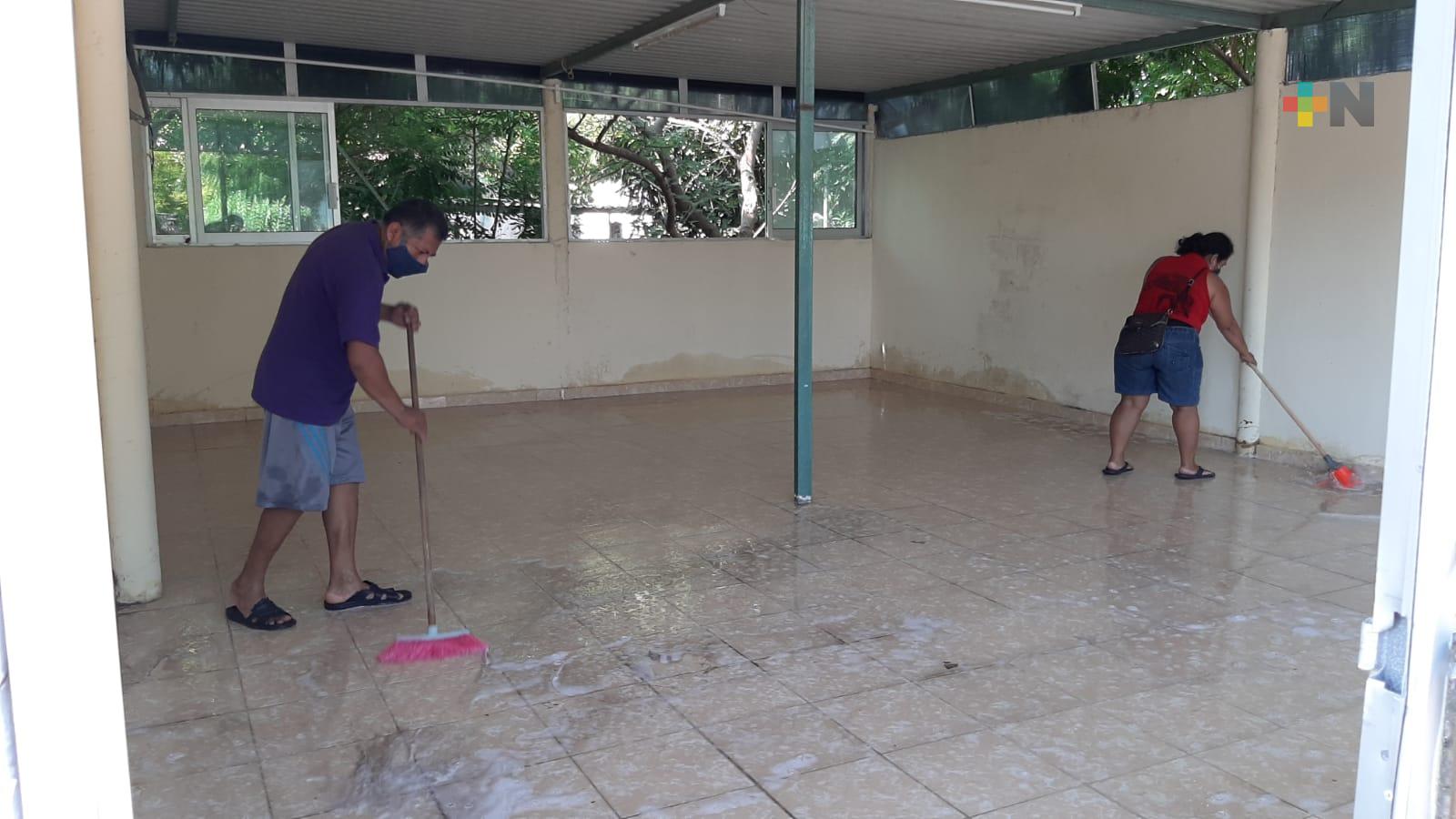 Apoyo para limpieza y sanitación en escuelas es decisión entre profesores y padres de familia: SEV