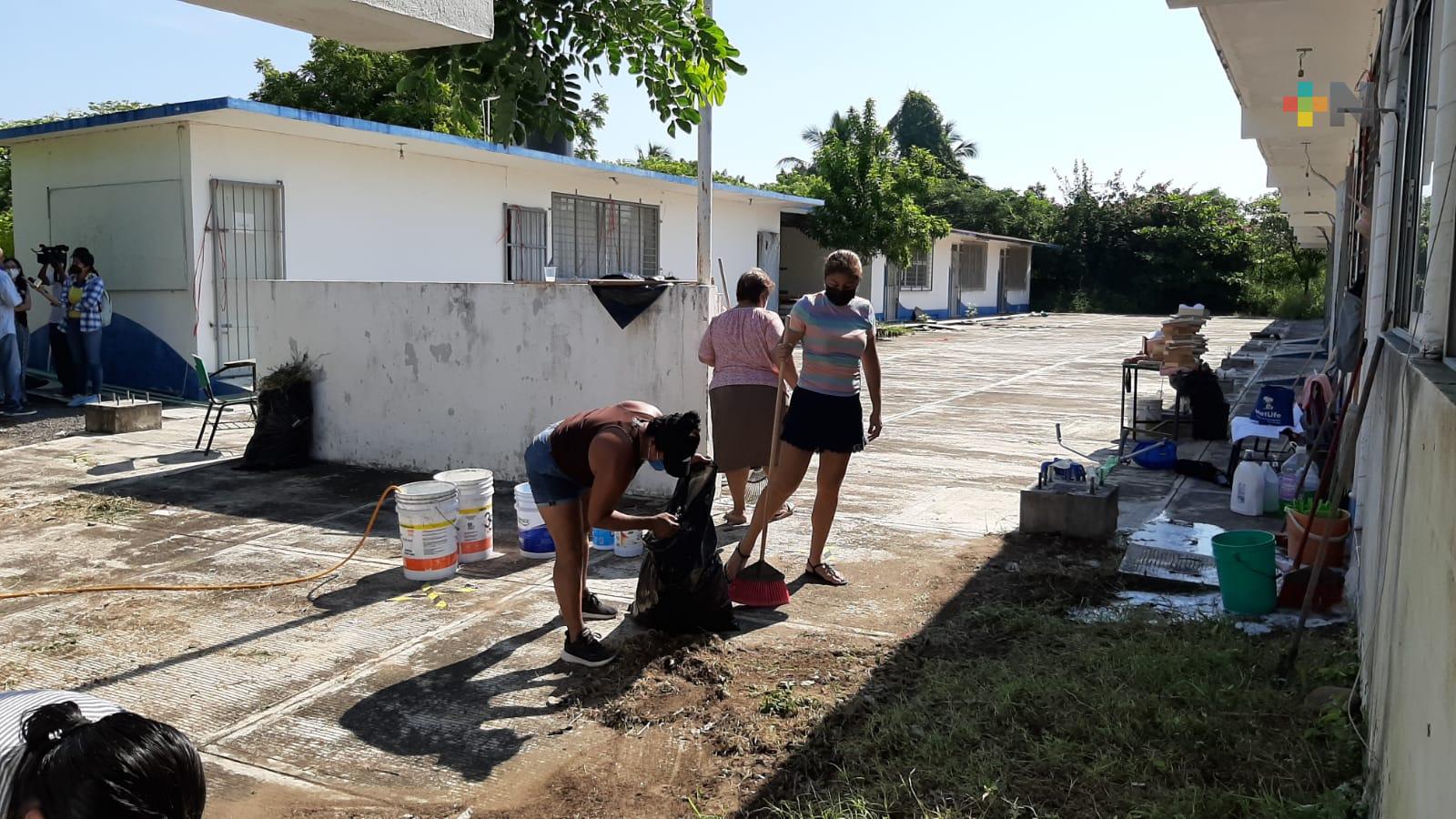 En escuela secundaria de Veracruz inició la limpieza para el regreso a clases presenciales