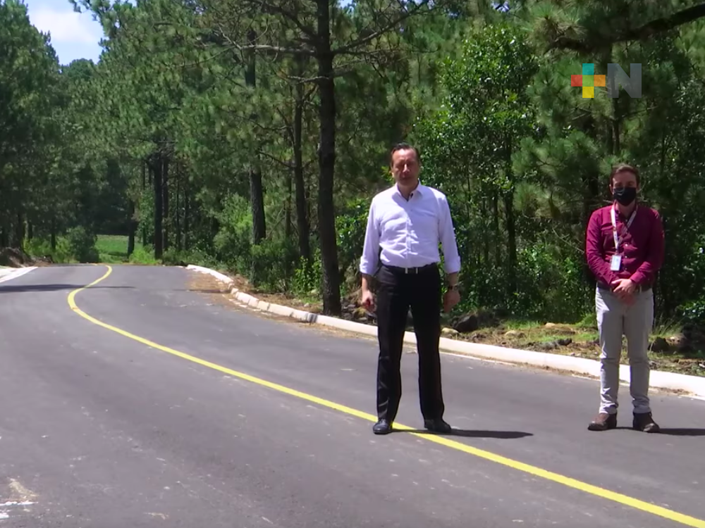 Gobernador de Veracruz recorrió caminos construidos en el municipio de Xico