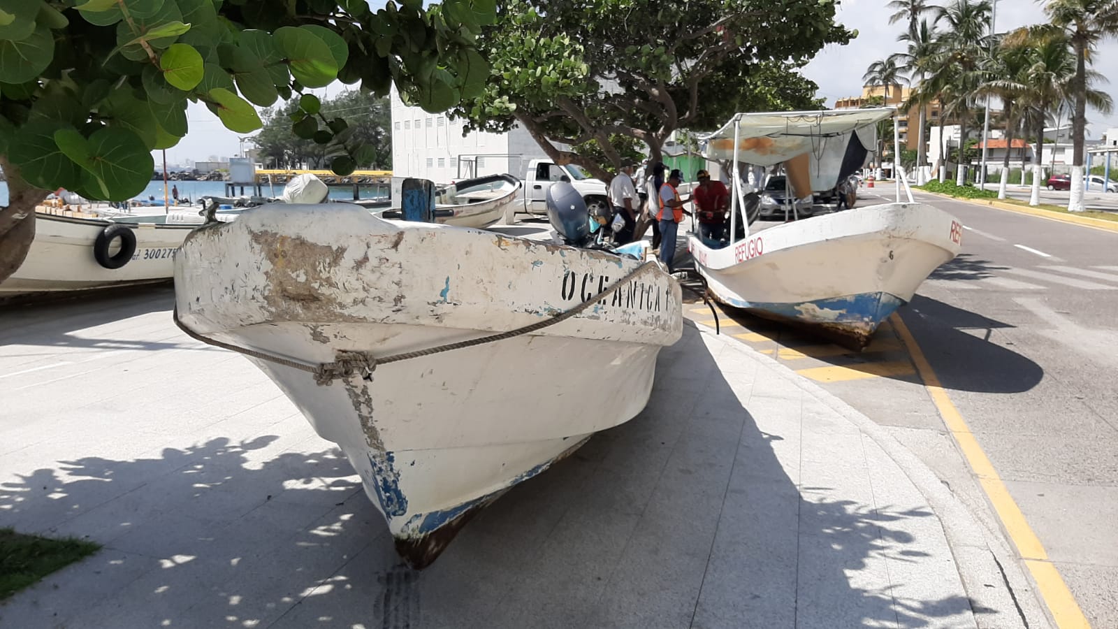 En puerto de Veracruz, lancheros retiran embarcaciones del mar