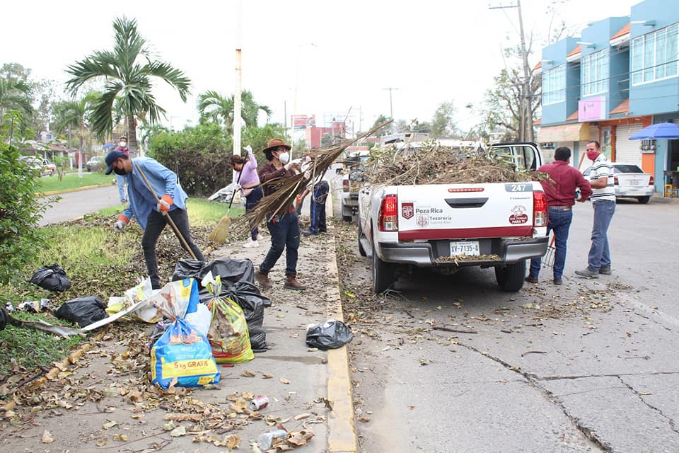 Siguen labores de limpieza en Poza Rica, después del paso del huracán Grace