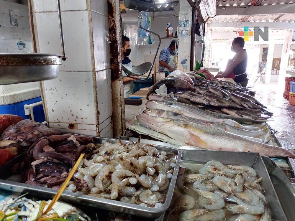 Baja venta de mariscos en Coatzacoalcos por retroceso a semáforo rojo
