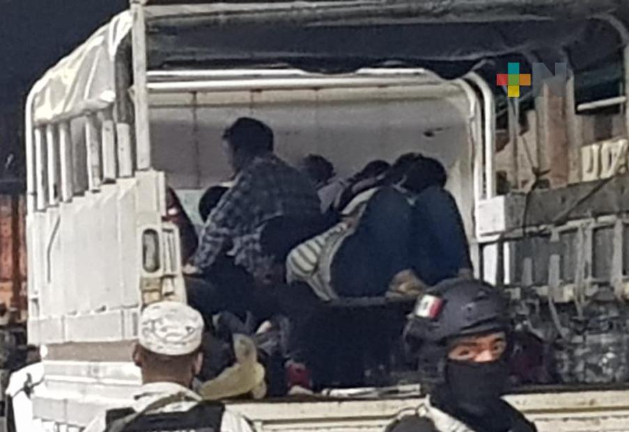 Detienen a 13 polleros en el municipio de Moloacán, transportaban a 76 migrantes