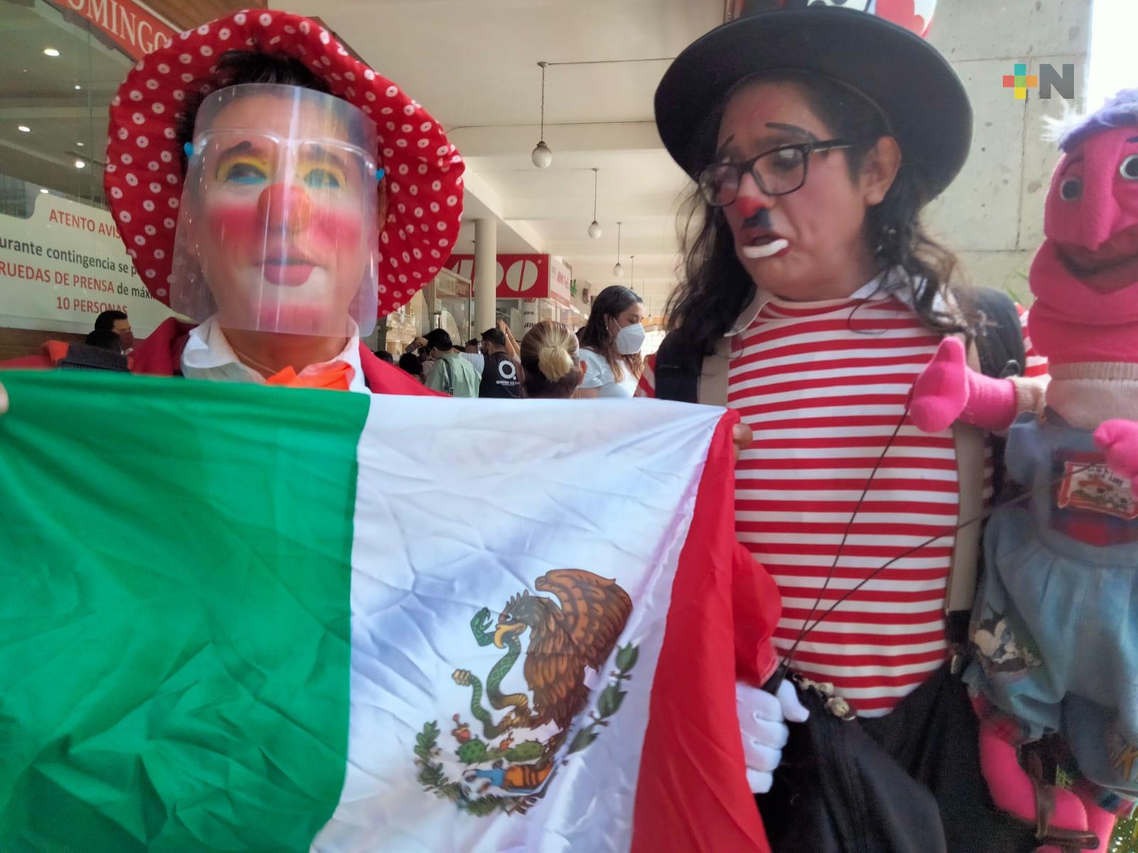 Para acudir a una convención en Guatemala, payasos de Xalapa y Coatepec piden apoyo