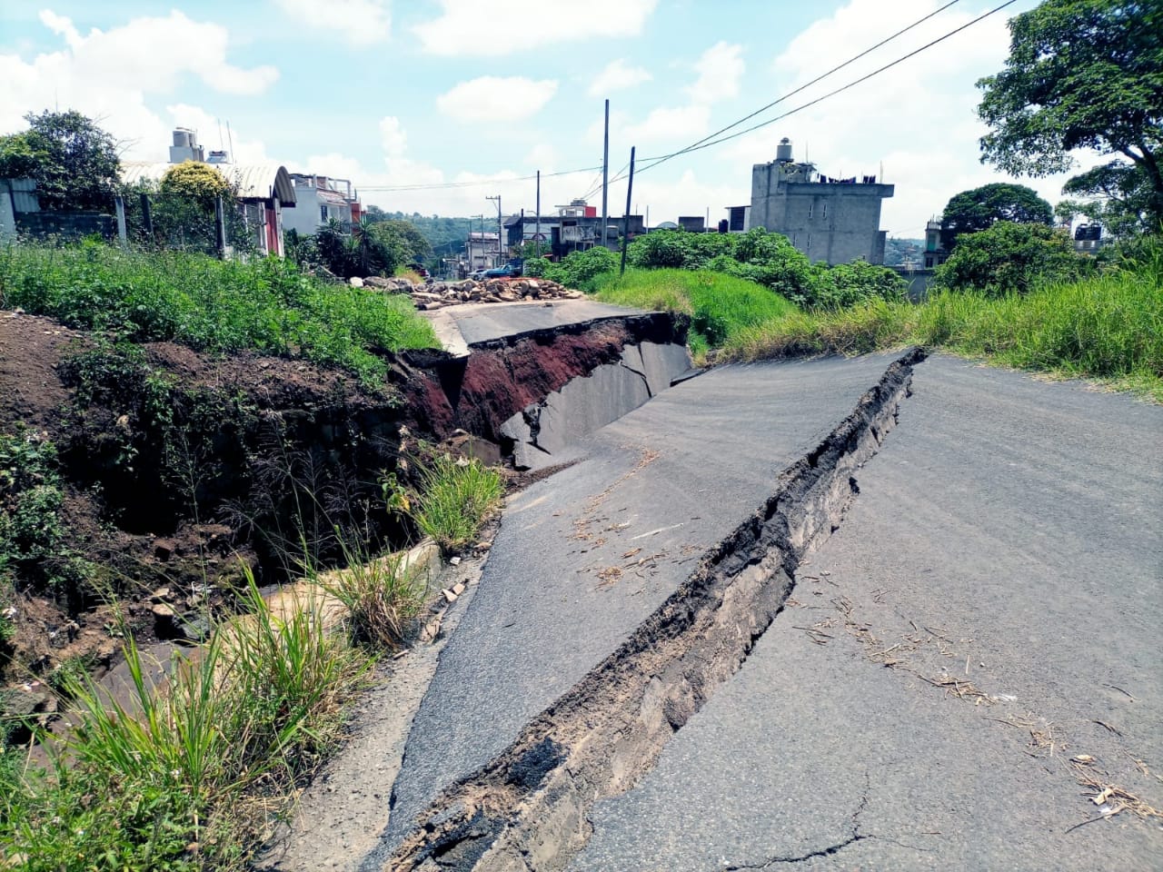 Trabajan Ayuntamiento y SIOP para reparar puente en la carretera Xalapa-Alto Lucero