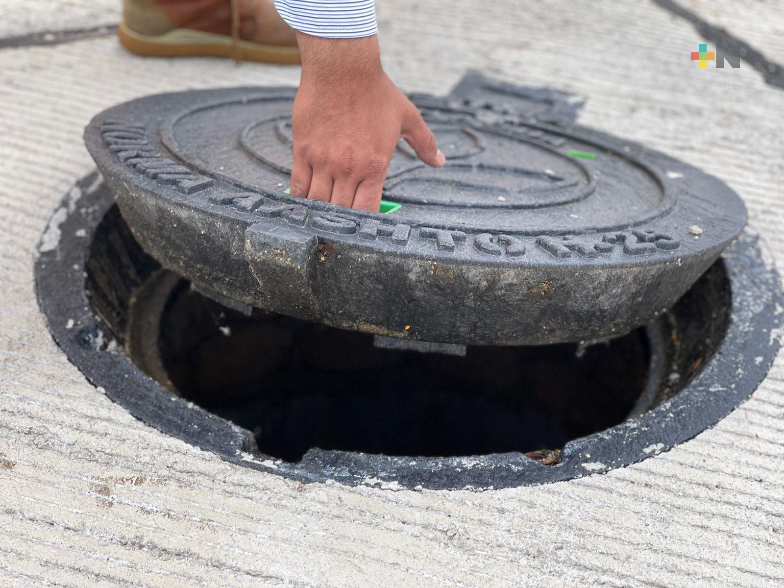 Instalan tapas de drenaje de PVC en Coatzacoalcos para detener sus robos