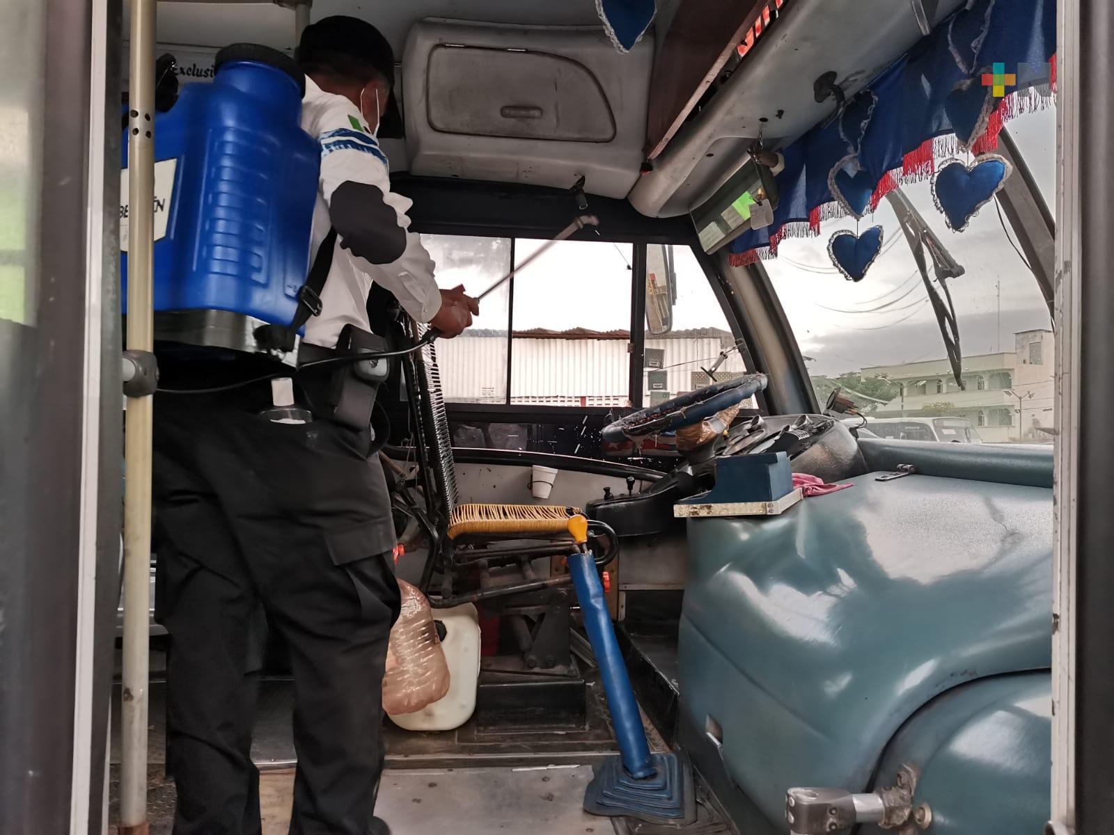 Desinfectan unidades de transporte público en Coatzacoalcos