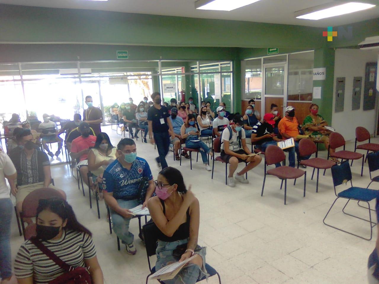 Alta afluencia de jóvenes para aplicarse vacuna anticovid en Instituto Tecnológico de Veracruz