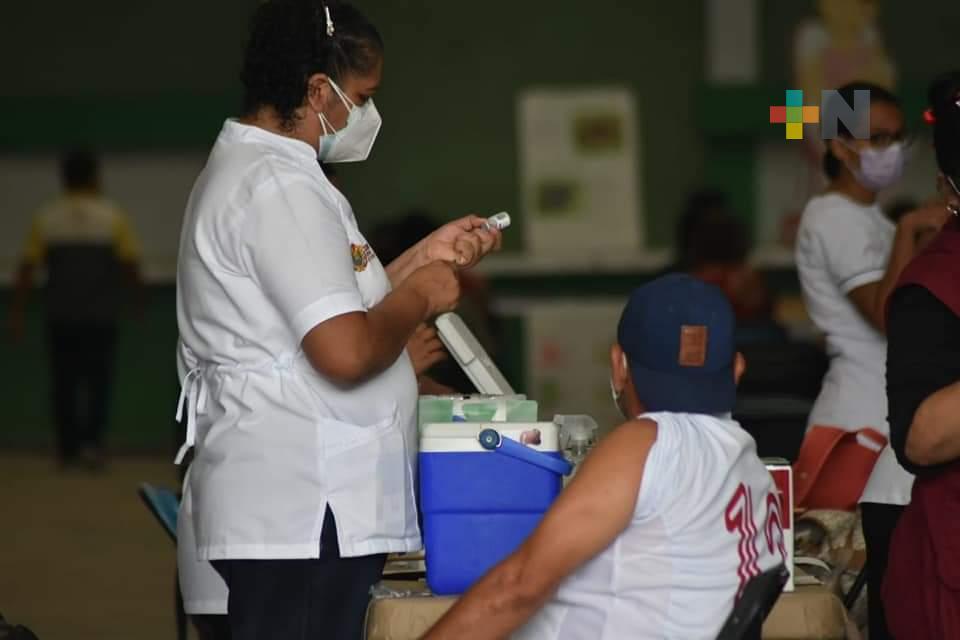 Inició aplicación de vacunas anticovid en municipios de Agua Dulce y Sayula de Alemán