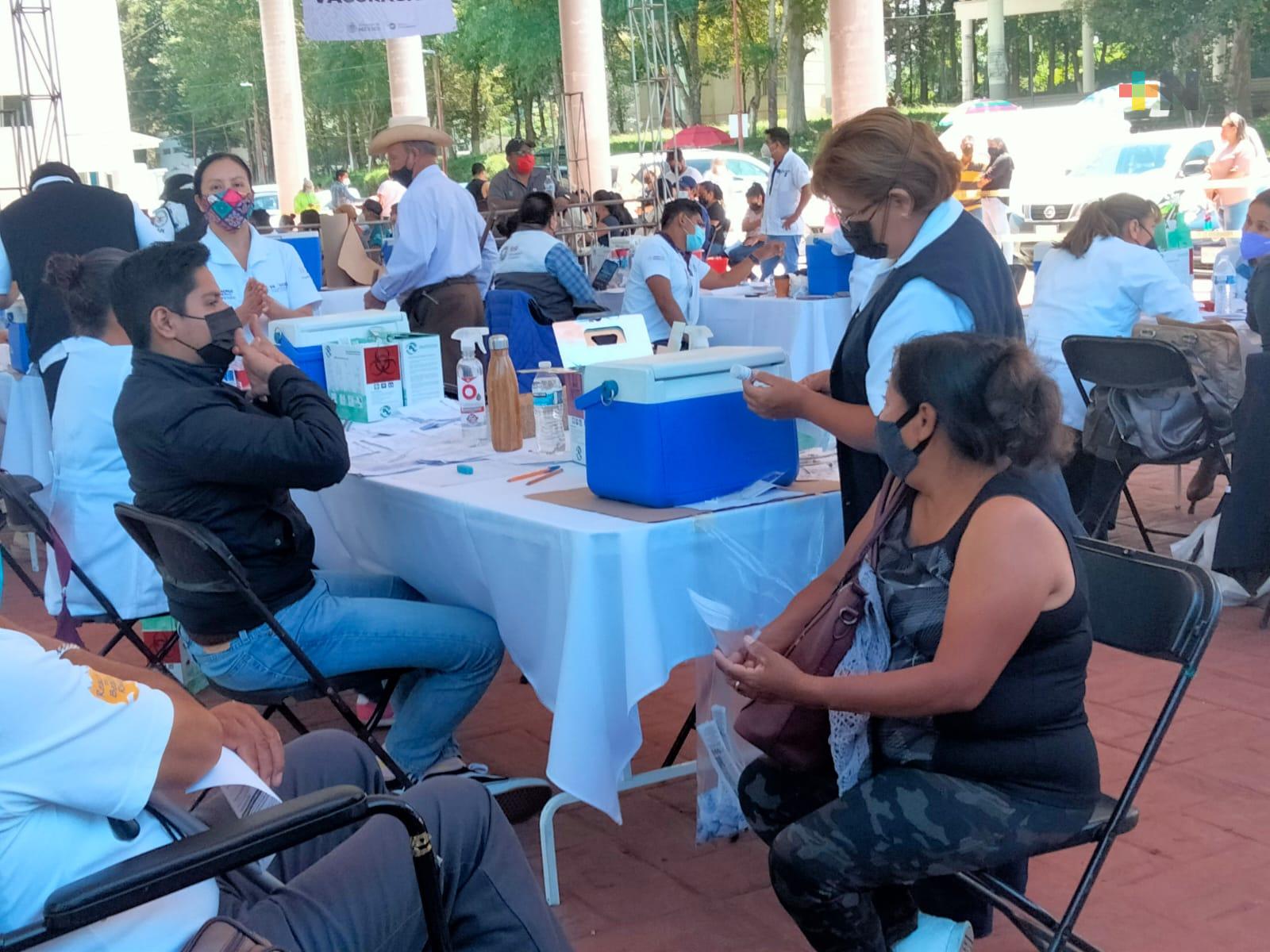 Aplican en Banderilla primera dosis de vacunación anticovid a personas de 30 a 39 años