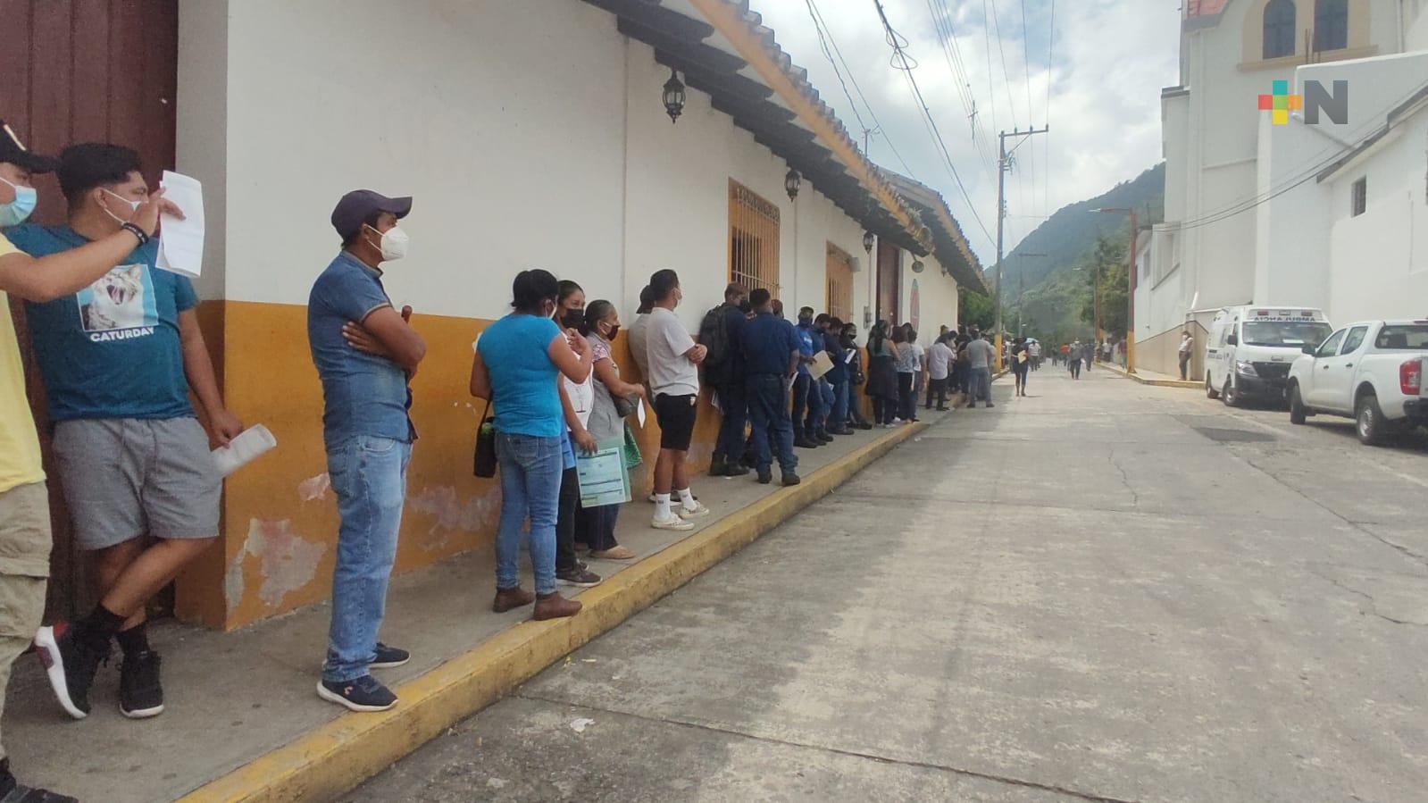 Gran afluencia en primer día de vacunación para mayores de 18 años en Chocamán