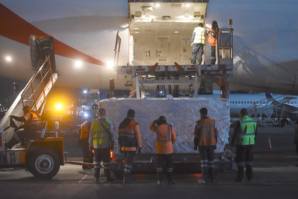 Llega a México nuevo embarque de vacunas envasadas Sputnik V
