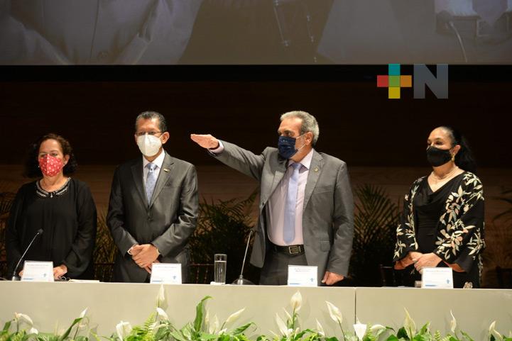 Toma protesta Martín Aguilar Sánchez como rector de la UV