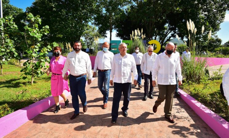 Presidente reafirma compromisos con habitantes de Nayarit