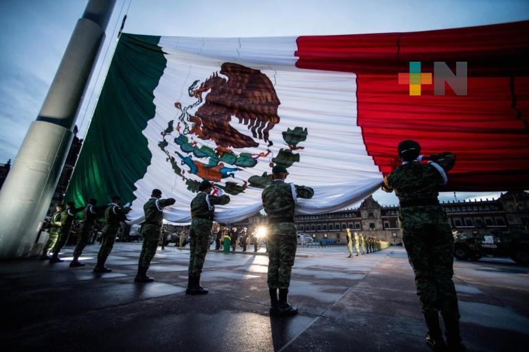 Presidente iza bandera en honor a las víctimas de los sismos de 1985 y 2017