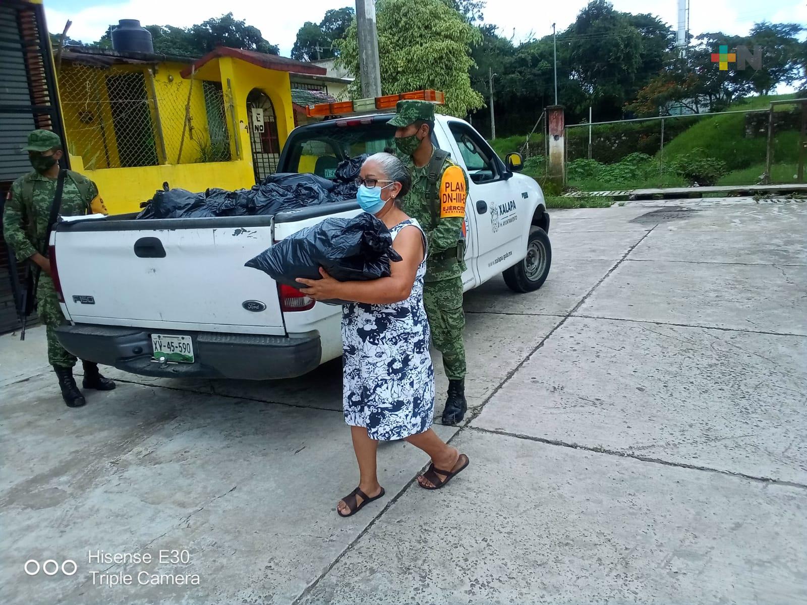 Entregan más de mil 400 despensas a afectados por las lluvias