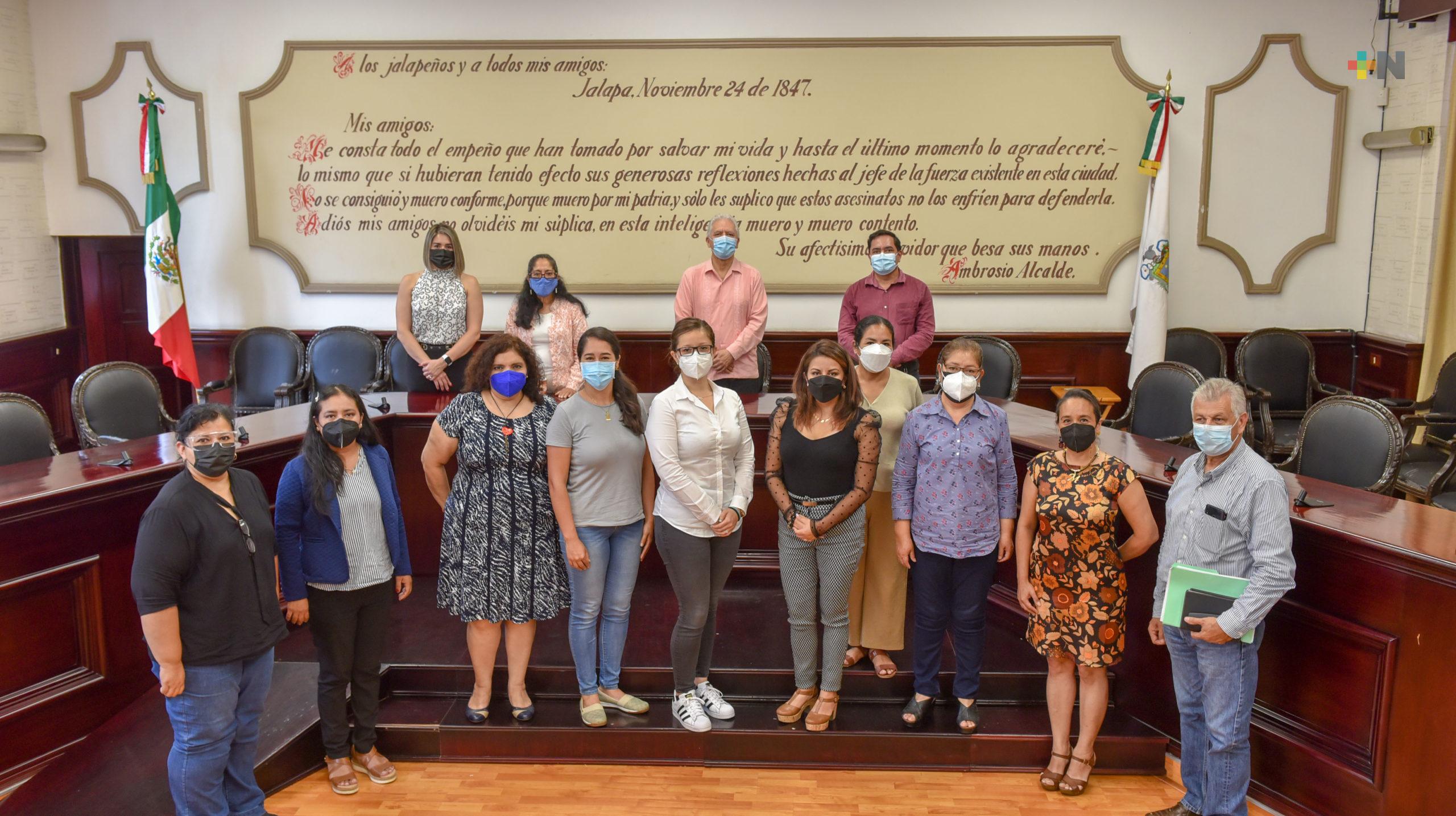 En Xalapa, escuelas reciben apoyos por el regreso a clases