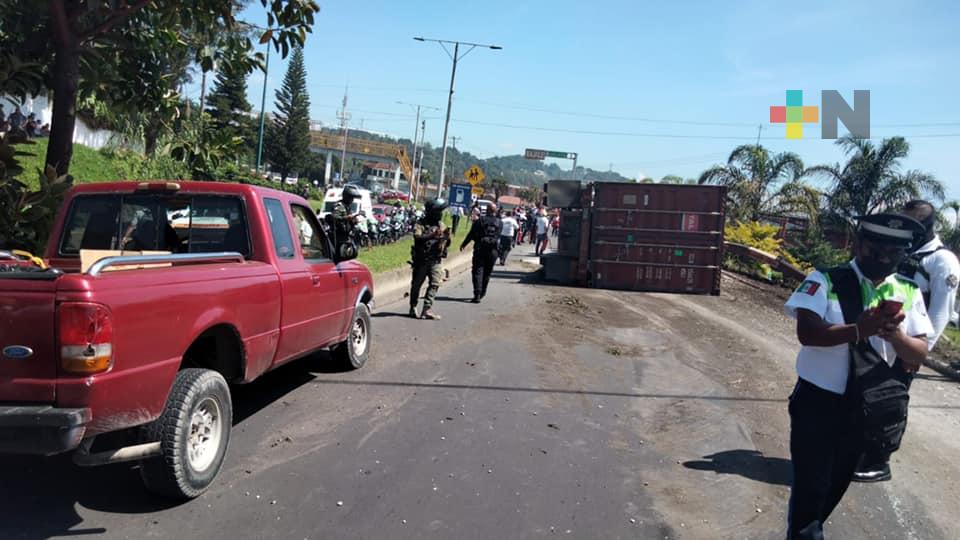 Volcadura de trailer provoca cierre de circulación en bulevar Xalapa-Banderilla