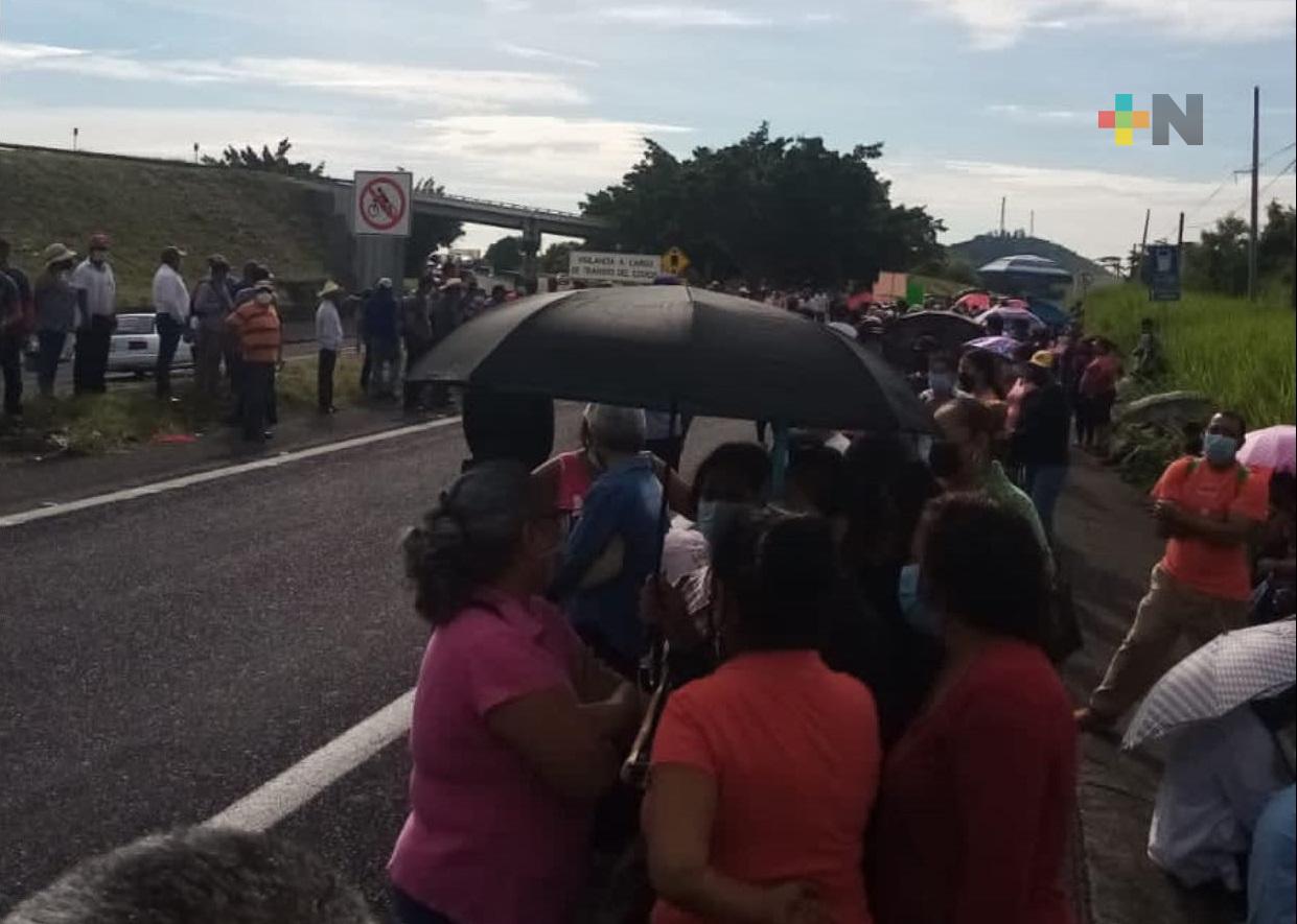 Bloquean entronque Cerro Gordo con la libre Cardel-Xalapa